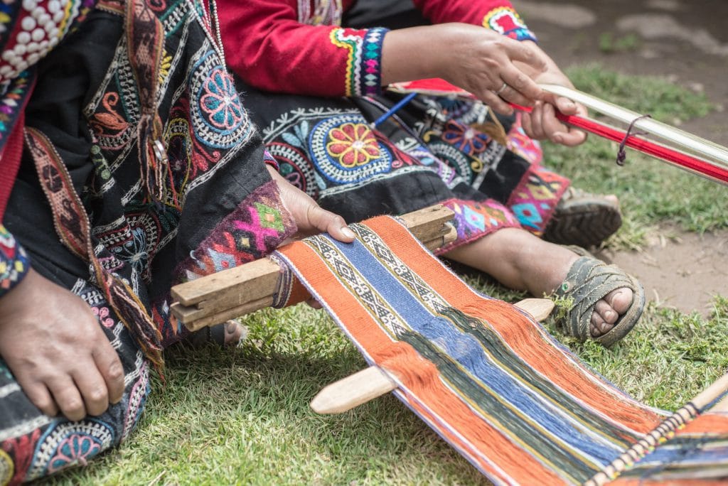 Peruvian textile weaving - Women weaving a scarf