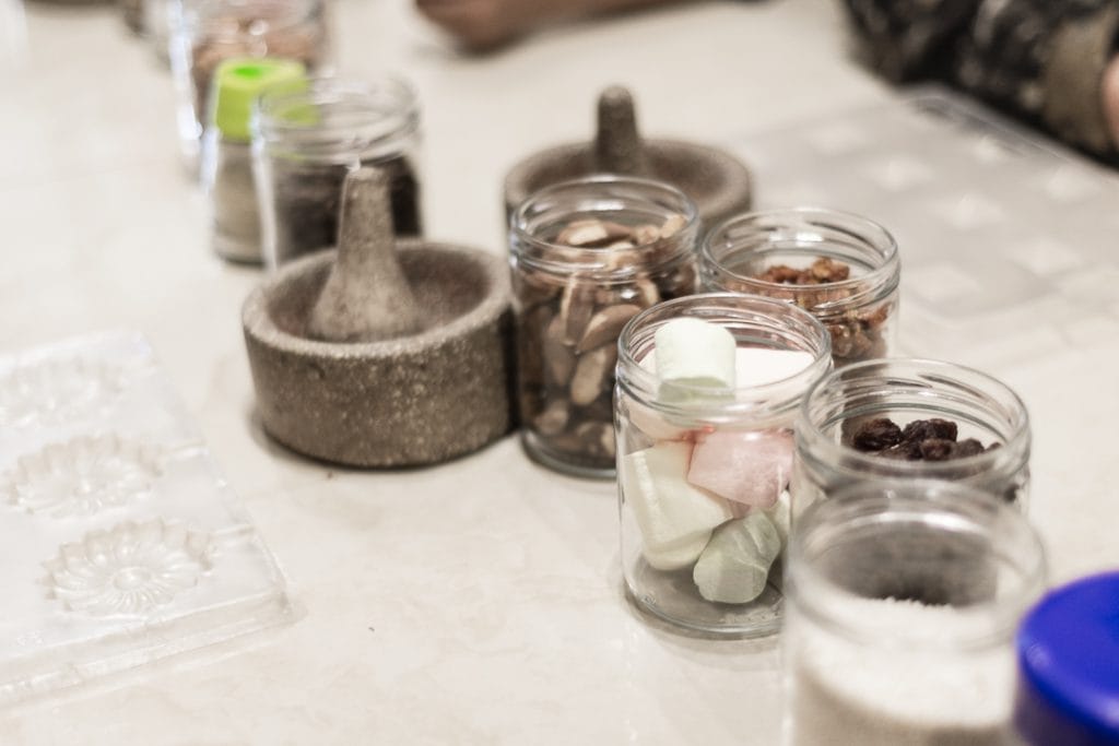 Cusco's chocolate museum - A workshop bench displaying ingredients, a mortar & pestle, as well as a tray for creating delicious chocolate