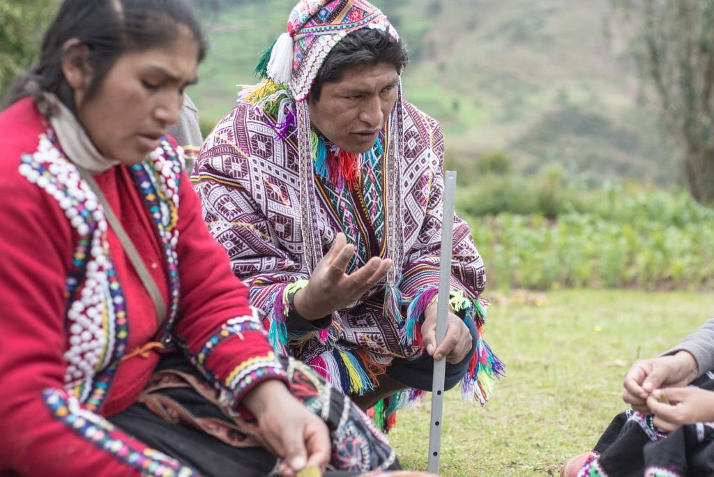 Peruvian textile weaving - Hosts explain the local plants