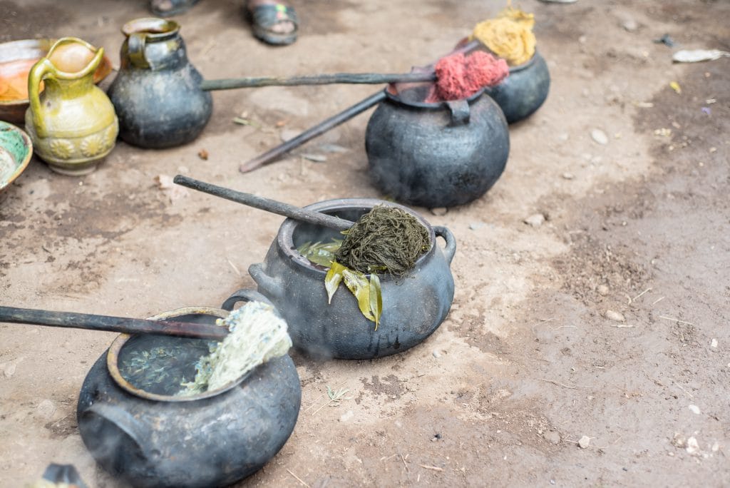 Peruvian Textiles - Dyeing yarn