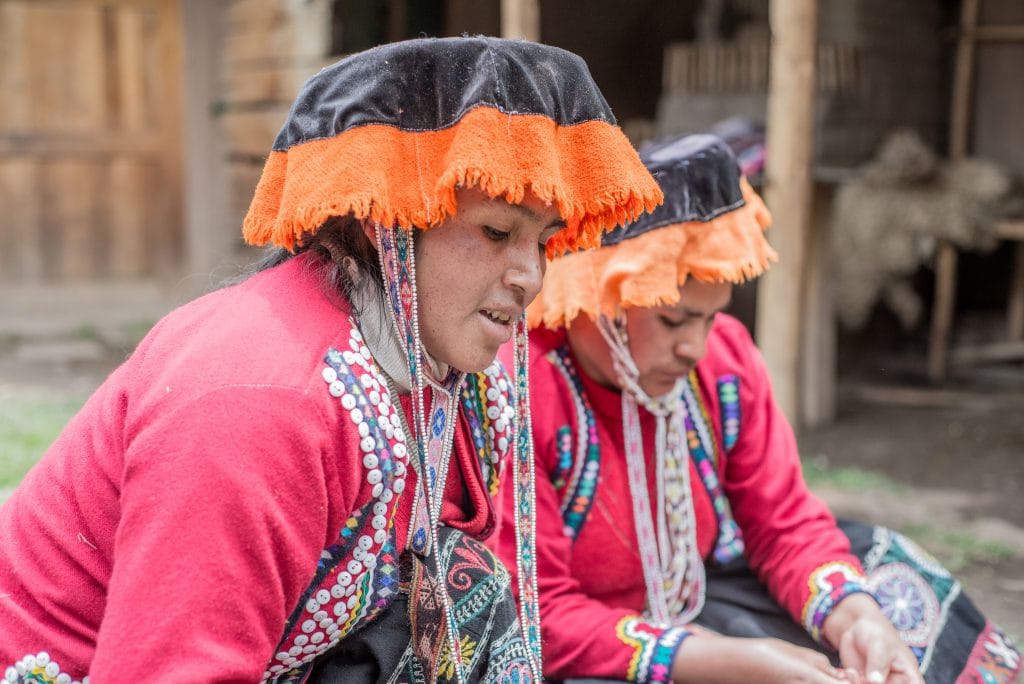 Peruvian textile weaving - Women in the Amaru community teach a lesson in weaving