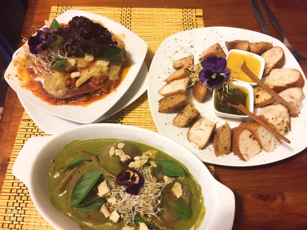 Vegetarian food in Peru - Vida vegan pasta dishes and garlic bread.