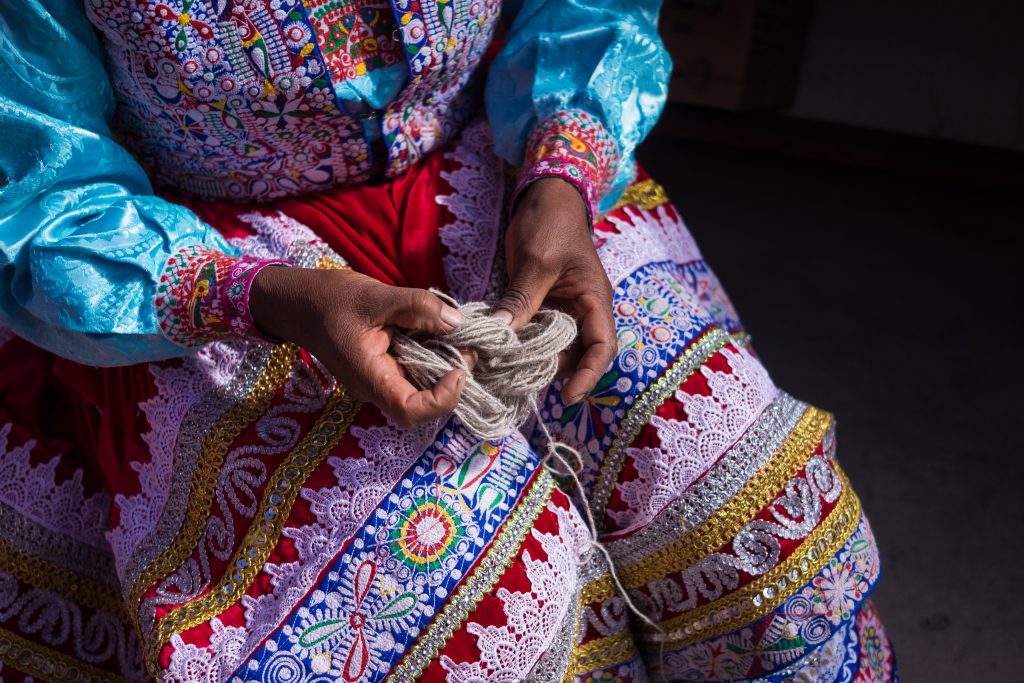 Homestay tours in Colca Canyon - Wool demonstration.