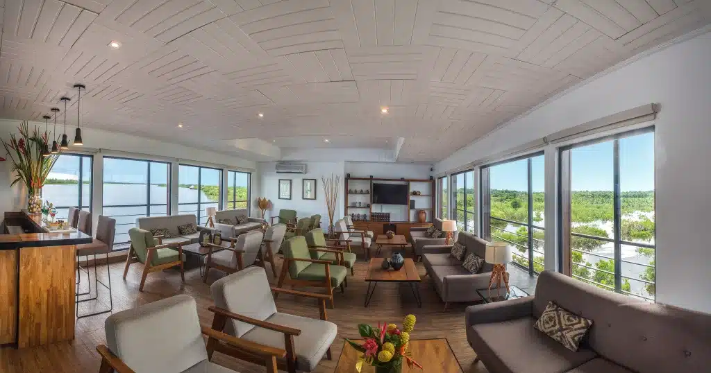 JungleExperiences LaPerlaAmazonCruise INDOORLOUNGE3 scaled