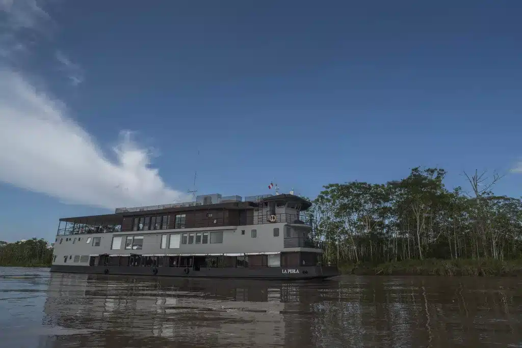 JungleExperiences LaPerlaAmazonCruise INDOORLOUNGE3 2 scaled